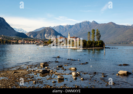 Blick über Isola Superiore (Isola dei Pescatori) von Isola Bella, Borromäischen Inseln, Lago Maggiore, Piemont, Italien Stockfoto