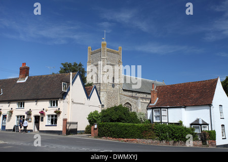 Das Dorf von Orford mit seiner historischen 13. Jahrhundert Pub Kings Head Inn und mittelalterliche Pfarrkirche Kirche St. Bartholomäus Stockfoto