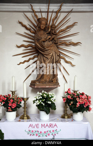 Madonna mit Jesuskind, Wallfahrtskirche von St. Agatha in Schmerlenbach am 19. Juli 2013. Stockfoto