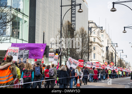 Marsch für Internationale Frauentag hinunter Oxford Street,, 2014, London, UK Stockfoto