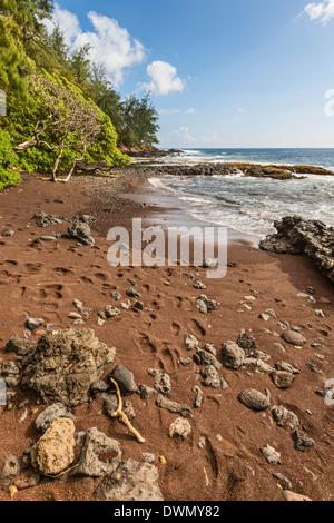 Exotische und atemberaubende Red Sand Beach auf der hawaiianischen Insel Maui. Stockfoto