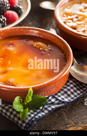 Gourmet Carmelized Crème Brûlée mit Beeren und Minze Stockfoto