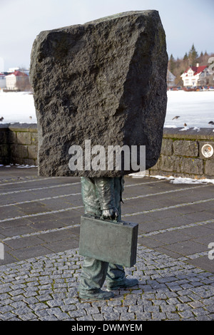 Bizarre Hohlkopf statue am See Tjornin im Zentrum von Reykjavik Stockfoto