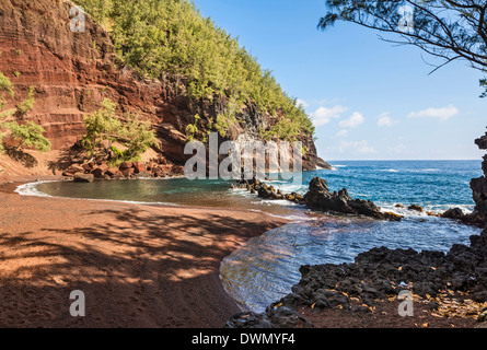 Exotische und atemberaubende Red Sand Beach auf der hawaiianischen Insel Maui. Stockfoto