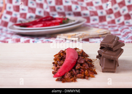 Red hot Chili Peppers und Schokoriegel. Stockfoto