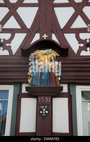 Heilige Familie, Statue auf der Hauptstraße von Miltenberg in Franken, Bayern, Deutschland Stockfoto