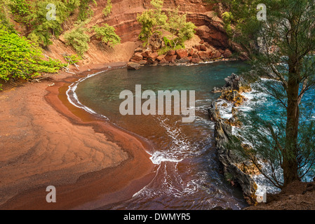 Exotische und atemberaubende Red Sand Beach auf der hawaiianischen Insel Maui. Stockfoto