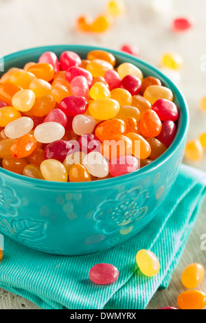 Bunt Jelly Bean Süßigkeiten in eine Schüssel geben Stockfoto