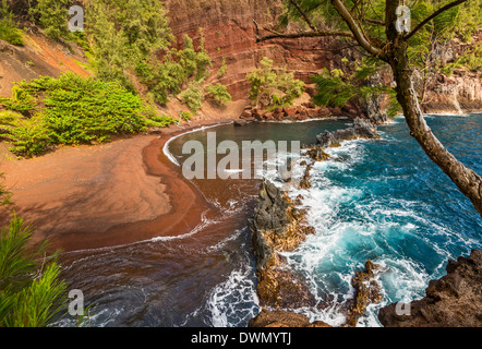 Exotische und atemberaubende Red Sand Beach auf der hawaiianischen Insel Maui. Stockfoto