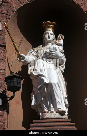 Madonna mit Jesuskind, Statue auf der Hauptstraße von Miltenberg in Franken, Bayern, Deutschland Stockfoto