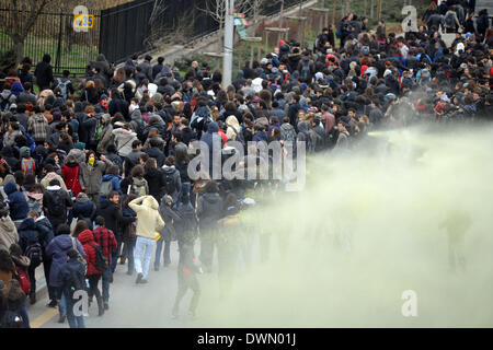 Ankara, Türkei. 11. März 2014. Türkische Studenten flüchten vor Tränengas während einer Protestaktion in Ankara, die Hauptstadt der Türkei, 11. März 2014. Massenproteste sammelten sich am Dienstag in mehreren Städten in der Türkei nach dem Tod von 15-Year-Old Berkin Elvan, der im Koma für 269 Tage wegen einer Kopfverletzung durch einen Kanister Tränengas während der Gezi-Park-Proteste im Juni letzten Jahres gewesen. Bildnachweis: Mustafa Kaya/Xinhua/Alamy Live-Nachrichten Stockfoto