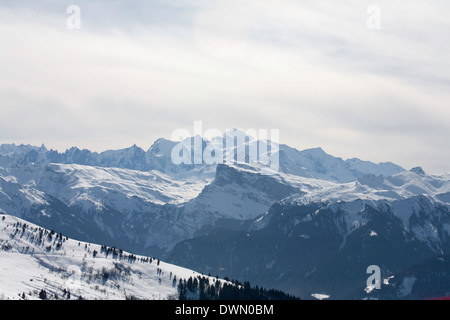 Mont Blanc von den hängen über Morzine und Les Gets Portes du Soleil Haute-Savoie-Frankreich Stockfoto