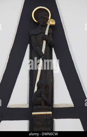 St. Augustine, Statue auf der Hauptstraße von Miltenberg in Franken, Bayern, Deutschland Stockfoto