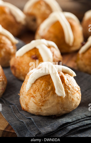 Hausgemachte Hot Cross Buns mit Preiselbeeren zu Ostern Stockfoto