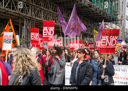 Marsch für Internationale Frauentag gehen durch Soho, 2014, London, UK Stockfoto