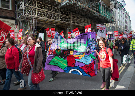 Marsch für Internationale Frauentag gehen durch Soho, 2014, London, UK Stockfoto