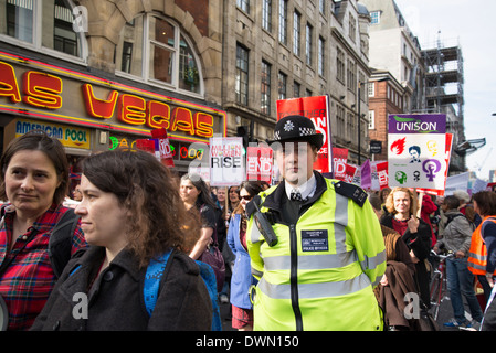 Marsch für Internationale Frauentag gehen durch Soho, 2014, London, UK Stockfoto