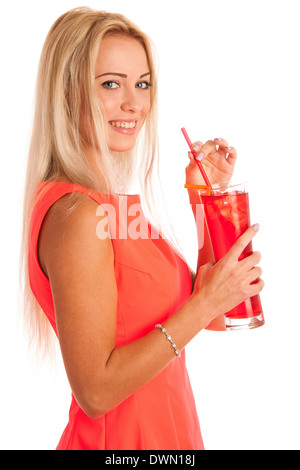 Schöne junge Frau im roten Kleid mit einem Glas Eistee isoliert auf weißem Hintergrund Stockfoto