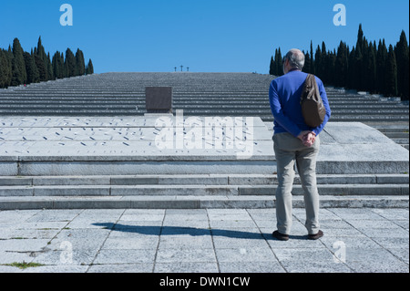 Fogliano Redipuglia, Italien-9. März 2014: ein Mann steht auf Plakaten am Kriegerdenkmal WWI Stockfoto