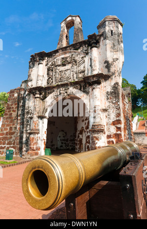 Kanone bei Porta de Santiago, Melaka (Malacca), UNESCO-Weltkulturerbe, Staat Melaka, Malaysia, Südostasien, Asien Stockfoto