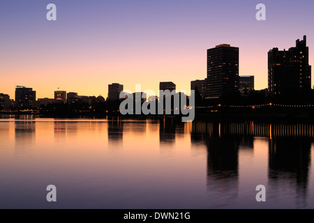 Skyline von Oakland und Lake Merritt, Oakland, California, Vereinigte Staaten von Amerika, Nordamerika Stockfoto