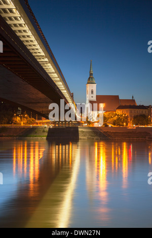 St.-Martins Dom und die neue Brücke über die Donau bei Dämmerung, Bratislava, Slowakei, Europa Stockfoto