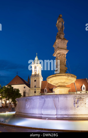 Altes Rathaus und Roland Brunnen in Hlavne Nam (Hauptplatz) bei Dämmerung, Bratislava, Slowakei, Europa Stockfoto