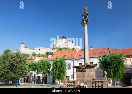 Denkmal in Mierove Platz und Trencin Schloss, Trencin, Trencin Region, Deutschland, Europa Stockfoto