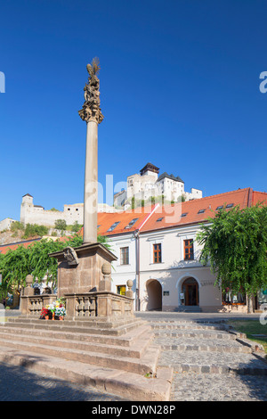 Denkmal in Mierove Platz und Trencin Schloss, Trencin, Trencin Region, Deutschland, Europa Stockfoto