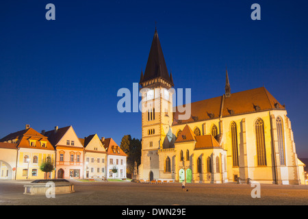 Basilika St. Egidius auf Radnicne Platz in der Abenddämmerung, Bardejov, UNESCO-Weltkulturerbe, Prešov, Slowakei, Europa Stockfoto