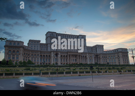 Palast des Parlaments bei Dämmerung, Bukarest, Rumänien, Europa Stockfoto