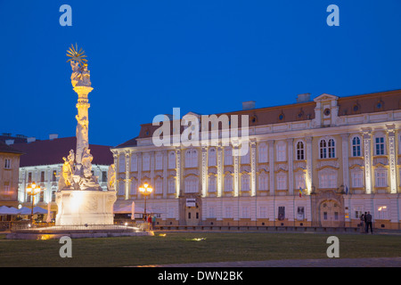 Barockpalast und Dreifaltigkeitssäule in Piata Unirii in der Abenddämmerung, Timisoara, Banat, Rumänien, Europa Stockfoto