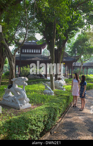 Frauen tragen traditionelle Cheongsam Kleid in Kowloon Walled City, Kowloon, Hong Kong, China, Asien Stockfoto