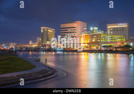 Skyline von Naha bei Dämmerung, Okinawa, Japan, Asien Stockfoto