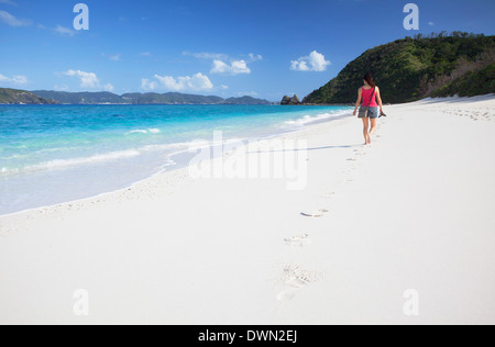 Frau zu Fuß auf Nishibama Strand, Aka Insel Kerama Inseln, Okinawa, Japan, Asien Stockfoto