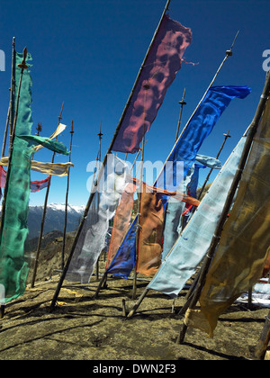 Buddhistische Gebetsfahnen auf einem Hügel hoch im Himalaya in das Königreich Bhutan. Stockfoto