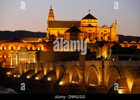 Römische Brücke über den Rio Guadalquivir und Mezquita bei Dämmerung, UNESCO-Weltkulturerbe, Córdoba, Andalusien, Spanien, Europa Stockfoto