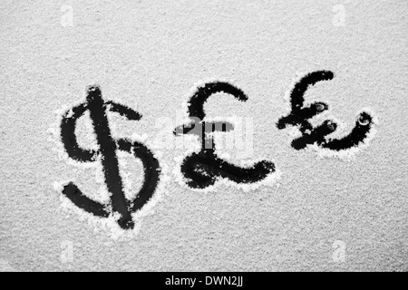 Bild von einem Dollar und Euro Zeichen gezeichnet im Schnee Stockfoto