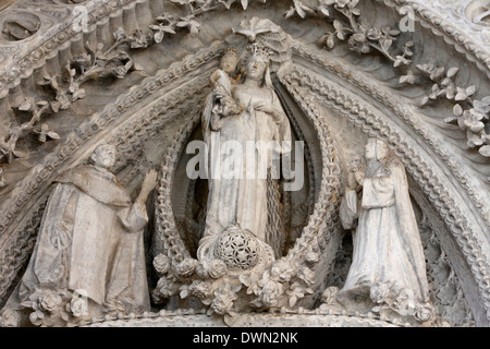 Madonna mit Kind, flankiert von ihren Eltern Ann und Joachim, Rosenkranz-Kapelle, Basilika Sagrada Familia, Barcelona, Katalonien, Spanien Stockfoto