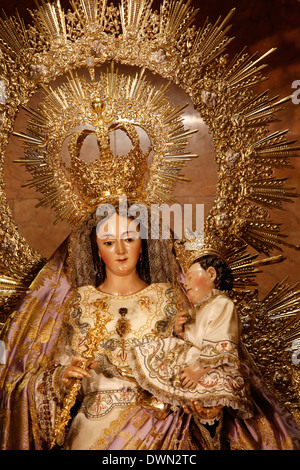 Gekrönte Jungfrau mit Kind Statue in der Kirche Nuestra Señora De La Esperanza, La Macarena, Sevilla, Andalusien, Spanien, Europa Stockfoto