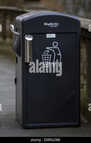 Ein BigBelly solar Behälter in Bath, Großbritannien. Der Papierkorb ernten Sonnenenergie um Abfälle auf ein kleines Packmaß kompakt. Stockfoto