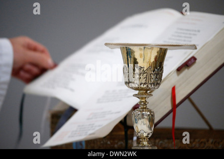 Römische Messbuch und Kelch, Villemomble, Seine-Saint-Denis, Frankreich, Europa Stockfoto