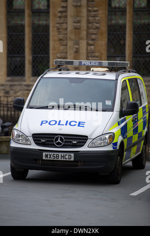 Eine Avon & Somerset Polizeiwagen parkten im Bad Polizeistation, UK. Stockfoto