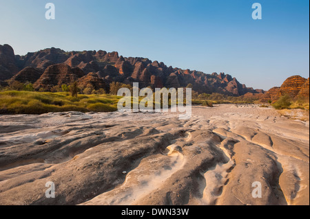 Ausgetrockneten Flusses und der Bienenstock-wie Grabhügel im Purnululu National Park, der UNESCO, Bungle Bungle Gebirgskette, Australien Stockfoto