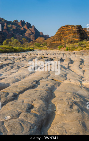 Trockenen Fluss und Hügel im Purnululu National Park, der UNESCO, Bungle Bungle Gebirgskette, Western Australia, Australien Stockfoto