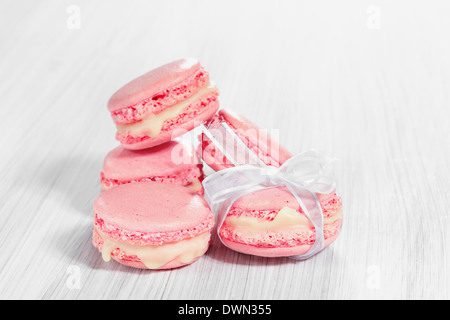 Rosa französische Macarons auf einem hölzernen Hintergrund. Stockfoto