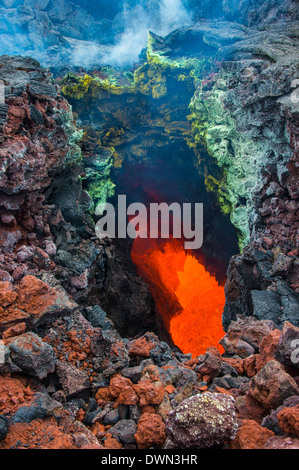 Aktive Magma in einem Bach unterhalb der Tolbachik Vulkan, Kamtschatka, Russland, Eurasien Stockfoto