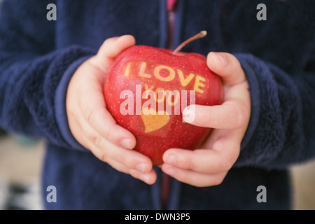 Kind-Holding-Apfel mit ich liebe dich text Stockfoto