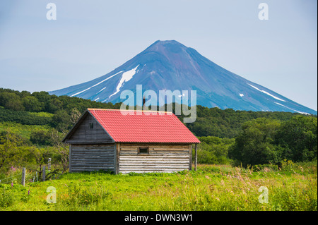 Kleine Hütte vor dem Iljinski (Vulkan), Kurilen See, Kamtschatka, Russland, Eurasien Stockfoto