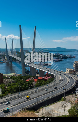 Blick über Wladiwostok und die neue Zolotoy Brücke aus Adlers Nest montieren, Wladiwostok, Russland, Eurasien Stockfoto